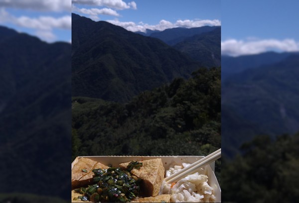 ▲▼ 老外在reddit分享一張在高山上大嗑臭豆腐的照片，引起熱議 。（圖／翻攝自Reddit）