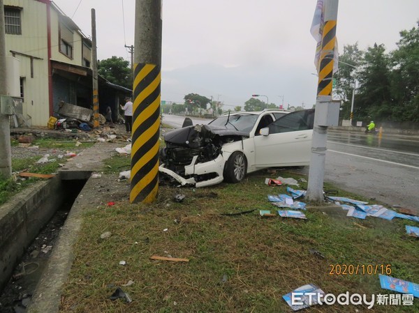 ▲▼自小客車撞向路旁檳榔攤波及瓦斯桶最後再撞向電線桿，整個車頭全毀。（圖／玉里分局提供，下同）