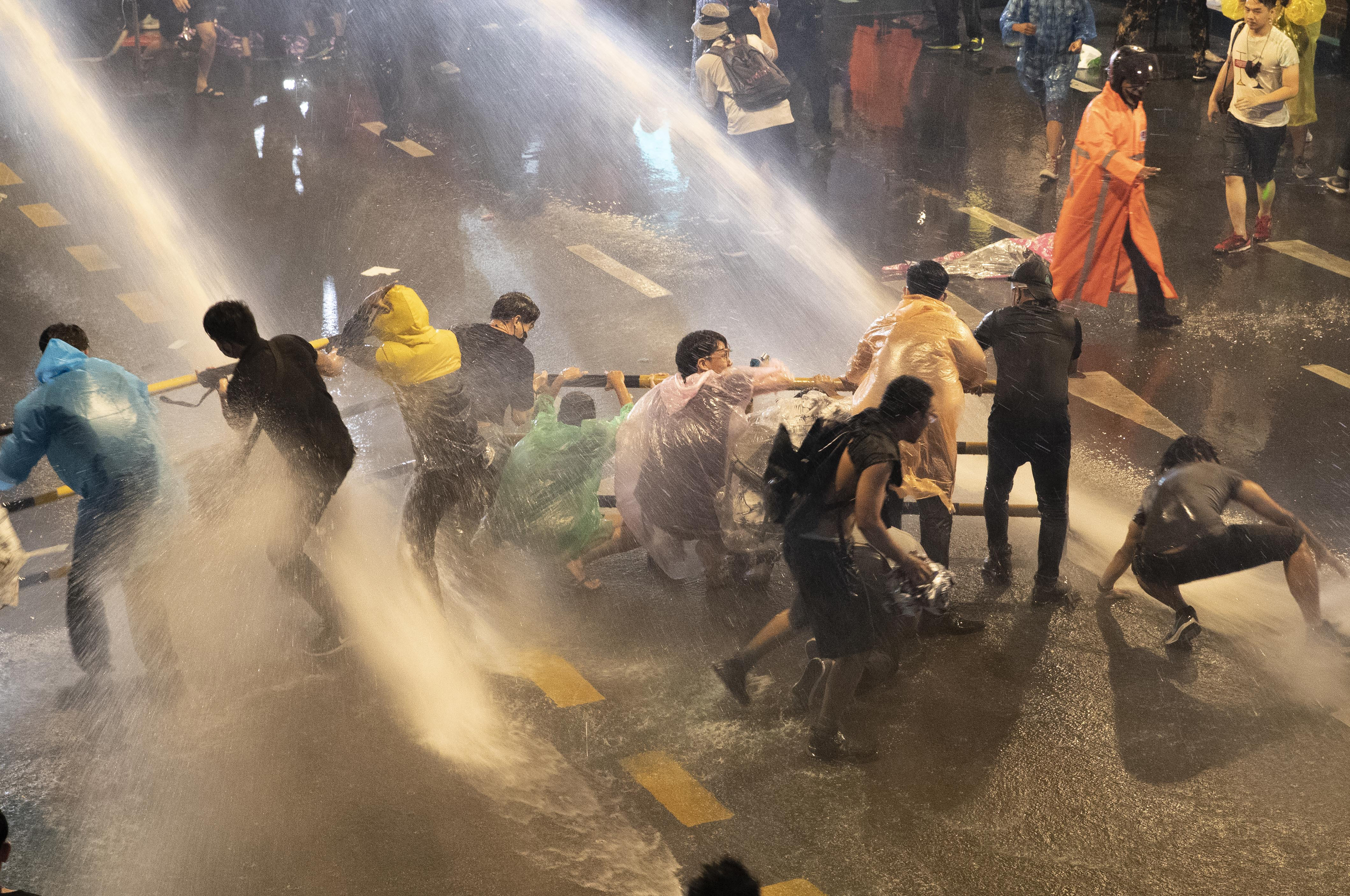 ▲▼泰國反政府示威，遭警方以水柱驅逐。（圖／達志影像／美聯社）