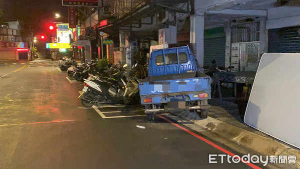 ▲小貨車被撞上人行道，路旁停放的7輛機車也遭波及（圖／游宗樺攝）