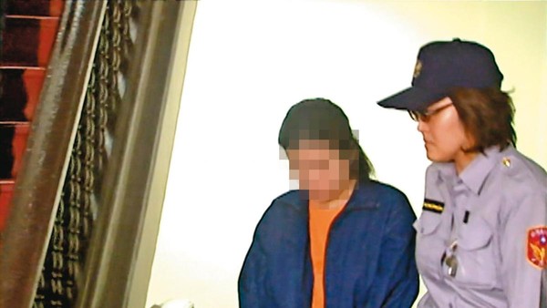 教唆情夫殺妻的蘇女（左），因轉為汙點證人，獲輕判10年徒刑定讞。（東森新聞提供）