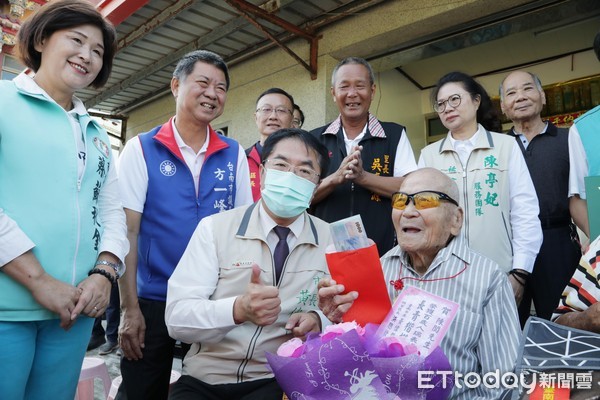 ▲台南市長黃偉哲，前往百歲人瑞將軍區陳閬、七股區黃金從兩位長者家中獻上祝福，黃偉哲市長除親贈市府重陽禮金1萬元及賀禮外，祝福長輩重陽久久，健康長壽。（圖／記者林悅翻攝，下同）