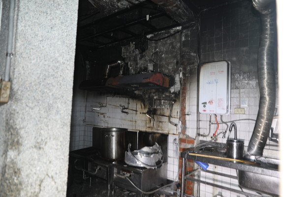 ▲炊事不慎，台中一家餐廳廚房失大鐵鍋燒到變形、廚房全毀。（圖／民眾提供）