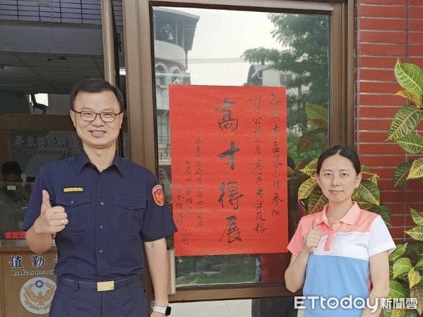 ▲屏東縣內埔警分局書記李孟蓉2020年高考及格，分局長蔡耀順代表員警祝賀            。（圖／記者陳崑福翻攝）