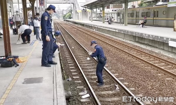 ▲台鐵中壢站20日上午傳出旅客落軌意外，鐵路警察人員在現場蒐證。（圖／記者沈繼昌翻攝）