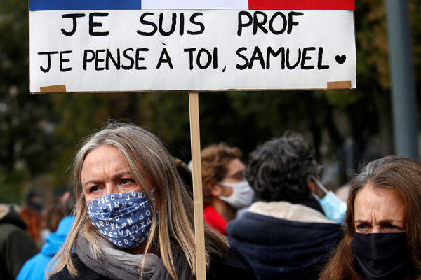 ▲▼巴黎街頭18日有數千人聚集以悼念被恐怖分子斬首的中學教師帕蒂（Samuel Paty）。（圖／路透）