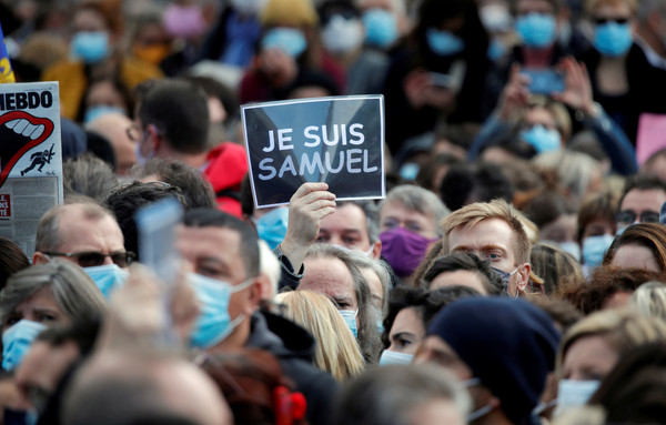 ▲▼巴黎街頭18日有數千人聚集以悼念被恐怖分子斬首的中學教師帕蒂（Samuel Paty）。（圖／路透）