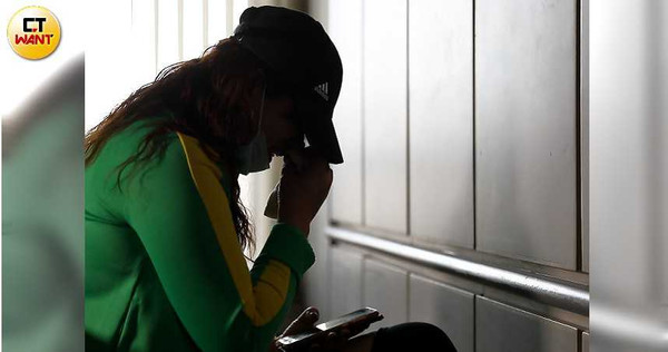 回想起詹江村伸出魔掌的那天,J小姐痛哭失聲,拿著手帕頻頻拭去止不住的眼淚。(圖/李宗明攝)