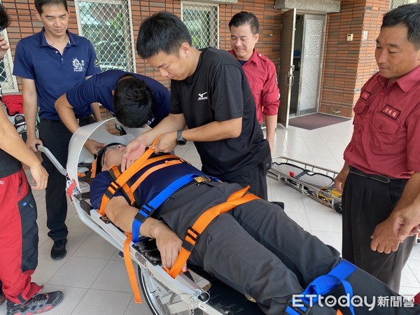 ▲嘉義縣消防局為強化山域救援能力,購置SAR輕裝高山擔架。(圖/嘉義縣消防局提供) ▲嘉義縣消防局為強化山域救援能力,購置SAR輕裝高山擔架。(圖/嘉義縣消防局提供)