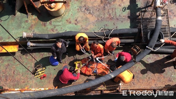 ▲▼台中港船長墜落6公尺高船梯。(圖/記者李忠憲翻攝) ▲▼台中港船長墜落6公尺高船梯。(圖/記者李忠憲翻攝)
