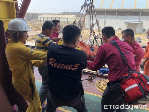 ▲▼台中港船長墜落6公尺高船梯。(圖/記者李忠憲翻攝) ▲▼台中港船長墜落6公尺高船梯。(圖/記者李忠憲翻攝)