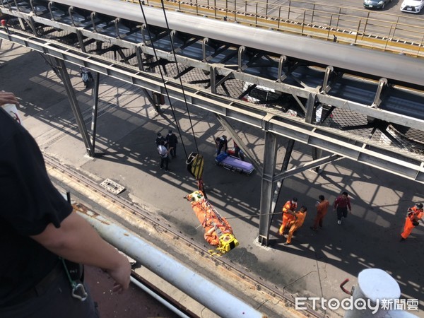 ▲▼台中港船長墜落6公尺高船梯。(圖/記者李忠憲翻攝) ▲▼台中港船長墜落6公尺高船梯。(圖/記者李忠憲翻攝)