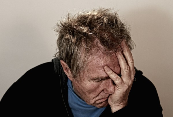 ▲▼頭痛的男人。（圖／取自免費圖庫Pixabay）