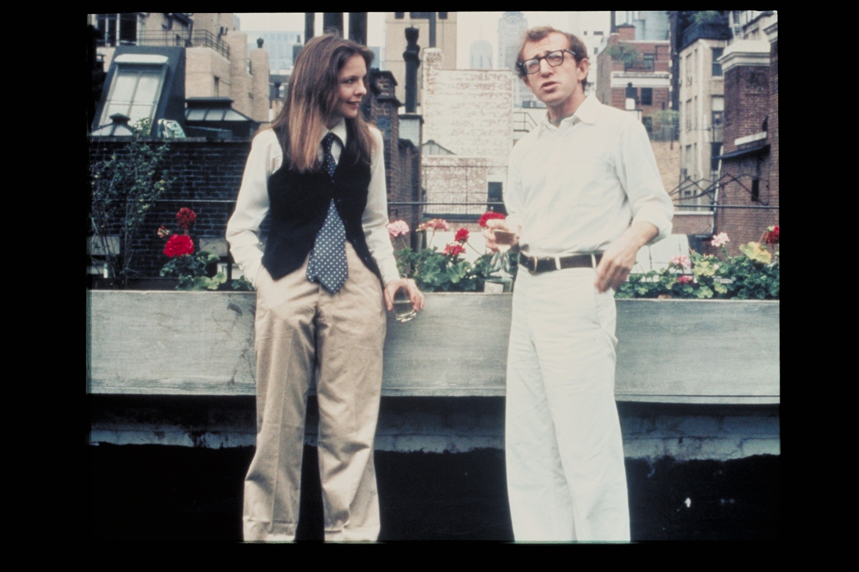 金馬奇幻影展推伍迪艾倫為焦點導演專題。《安妮霍爾》讓女主角黛安基頓拿下奧斯卡影后,而影片中的中性打扮也引起潮流(圖/金馬執委會)