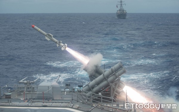 ▲▼ 遠距攻陸型魚叉飛彈（AGM-84H Standoff Land Attack Missile）。（圖/翻攝 Official U.S. Navy Page）