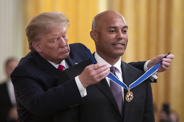 ▲川普2019年9月把「總統自由勳章」授予前大聯盟洋基隊投手李維拉（Mariano Rivera）。（圖／達志影像／美聯社）