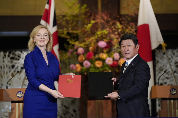▲▼日本外務大臣茂木敏充與英國貿易大臣特拉斯（Liz Truss）23日於東京簽署貿易協定。（圖／達志影像／美聯社）