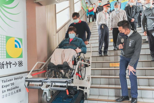 ▲這台平台式履帶爬梯機是機動式，讓輪椅族5分鐘就能順暢下樓梯。（圖／新竹市政府提供）