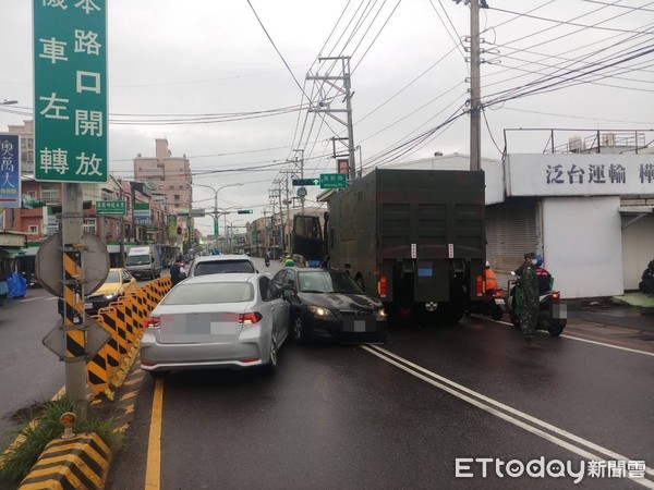 ▲▼桃園市中壢區23日上午發生一起車禍事件。（圖／記者沈繼昌翻攝）