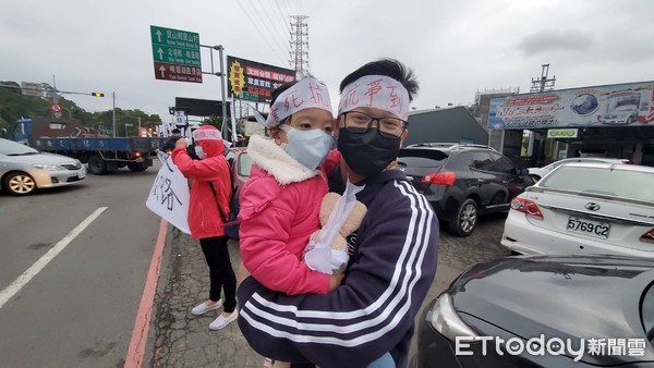 ▲拒絕祖產被賤價徵收　寶山徵收戶寒風中抱娃拉布條。（圖／記者陳凱力翻攝）