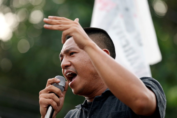▲▼剛被釋放的學運領袖賈圖霸（Jatupat Boonpattararaksa）立即於街頭發表演說，誓言要將抗議繼續下去，直到人民的訴求被聽見。（圖／路透）
