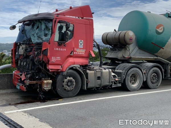 ▲快訊／68快速道路消防車、油罐車碰撞車禍　消防人員趕赴處理中。（圖／記者陳凱力翻攝）