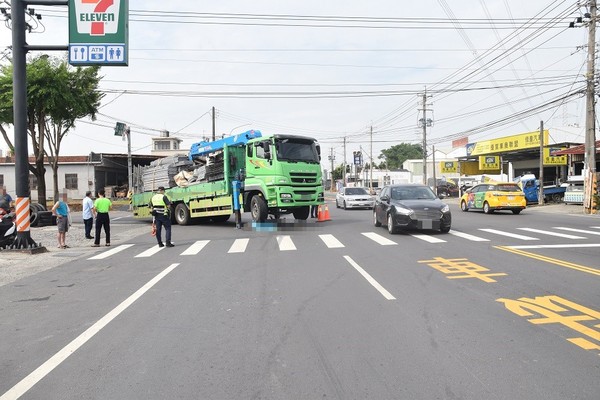 ▲▼高雄湖內區早上發生一起死亡車禍            。（圖／記者黃子倩翻攝）