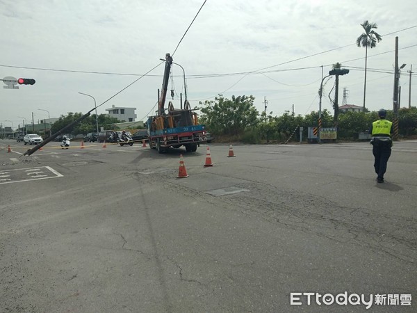 ▲楊姓男子駕駛吊車疑因吊車臂未收起，導致車臂勾到路面上電線後，拉斷2支電桿橫躺在馬路上，掉落的電線不慎勾到陳姓機車騎士造成摔傷。（圖／記者林悅翻攝，下同）