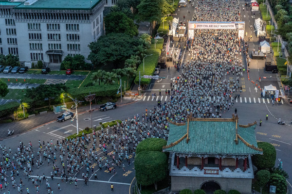 ▲▼2020長榮航空城市觀光半程馬拉松於總統府前廣場盛大開跑。（圖／長榮航空提供）