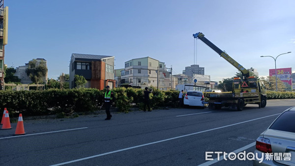 ▲▼小客車衝擊力道強大，連路燈都被撞斷，由於正值上班時間，工作人員趕緊將現場清理乾淨，恢復交通順暢。（圖／記者黃孟珍攝）