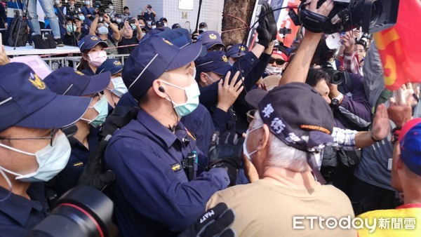 ▲中天換照聽證會場外，民間團體「中華天朝」直接抬棺材，「想把NCC送進棺材」。（圖／記者黃彥傑攝）