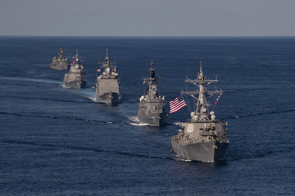 ▲美、日、加軍艦在日本周圍海域展開軍演。（圖取自美國第七艦隊）