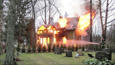 萬聖節「火災現場」布置太逼真！窗戶冒濃煙火光　鄰居嚇壞急call消防