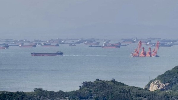 ▲大批陸籍抽砂船出現馬祖南竿附近海域。（圖／民眾提供）