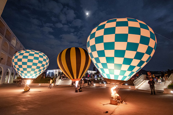 ▲7公尺高「熱氣球光雕秀」。（圖／滬尾藝文休閒園區提供）