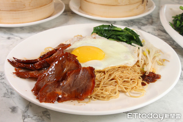 ▲爆漿西多士超邪惡　台北東區新港式餐廳還有香港家常「蒸肉餅」。（圖／記者黃士原攝）