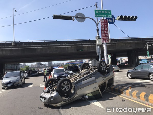 ▲▼法國人車禍。（圖／記者白珈陽翻攝）