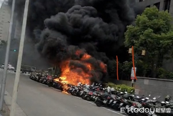 ▲▼陶朱隱園旁機車燃燒。（圖／記者黃彥傑攝）