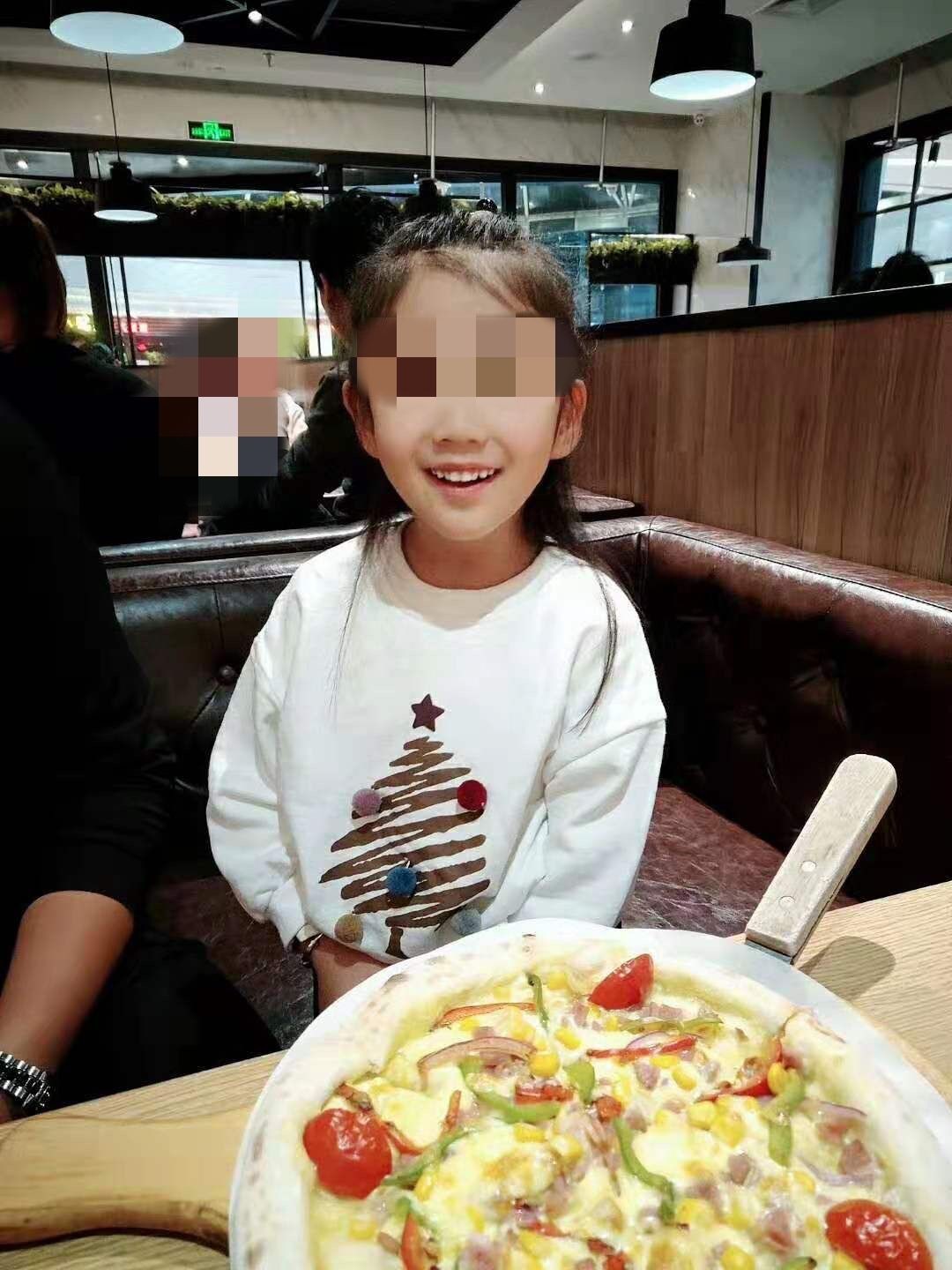 ▲▼和男友對6歲女兒熱水澆頭、鉗子拔牙、火燒嘴唇…這是親媽 。（圖／翻攝自新京報、風聞社區）