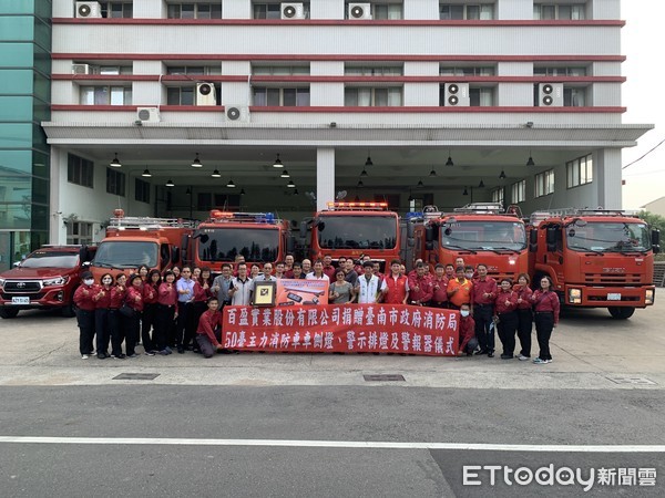 ▲百盈實業股份有限公司總經理葉能蓁代表捐贈消防車警示燈具，由消防局專門委員洪杰志接受捐贈，並頒發感謝獎牌。（圖／記者林悅翻攝，下同）