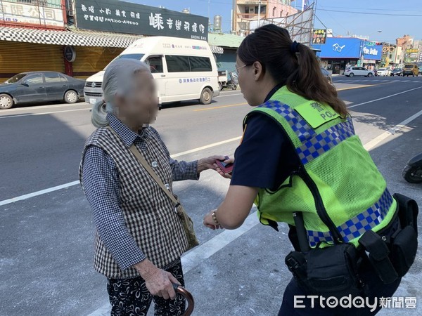 ▲屏東縣警分局民和派出所女警楊禮維執勤遇到婦人求助           。（圖／記者陳崑福翻攝）