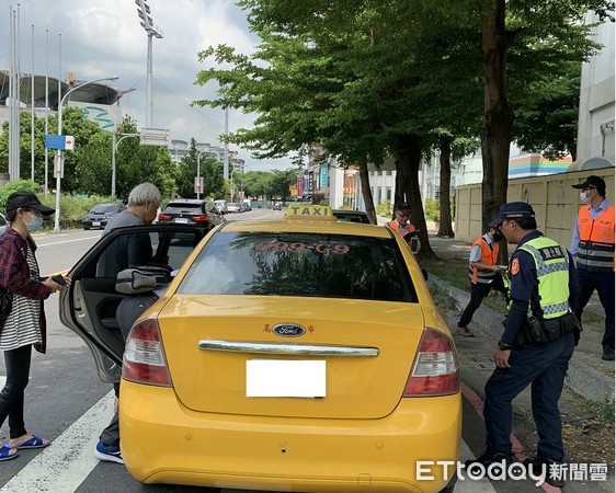 ▲屏東監理站與屏東縣政府警察局不定期針對計程車不按表計費違規情形加強取締            。（圖／記者陳崑福翻攝）