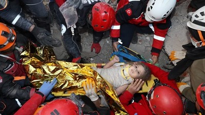 3歲童困瓦礫堆65hr！愛琴海強震救出最小生還者　消防歡呼：差點要拿屍袋