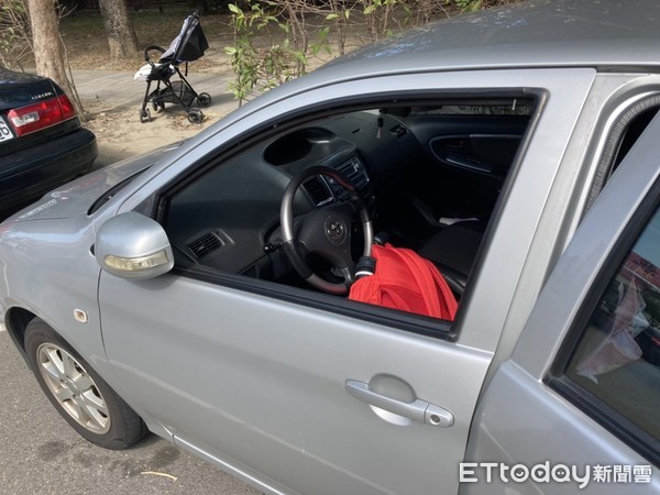 ▲粗心媽熄火開後車廂 隨手關門…鑰匙和9月大女兒都還在車上。(圖/記者陳凱力翻攝) ▲粗心媽熄火開後車廂 隨手關門…鑰匙和9月大女兒都還在車上。(圖/記者陳凱力翻攝)