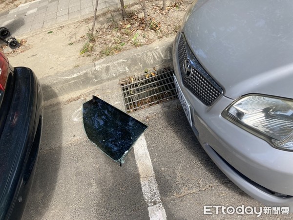 ▲粗心媽熄火開後車廂 隨手關門…鑰匙和9月大女兒都還在車上。(圖/記者陳凱力翻攝) ▲粗心媽熄火開後車廂 隨手關門…鑰匙和9月大女兒都還在車上。(圖/記者陳凱力翻攝)