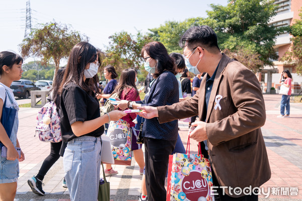 ▲長榮大學副校長孫惠民、秘書長管美燕、人資長林憲宏，於圖書館與行政大樓前廣場，親自發放防身警報器給校內師生。（圖／記者林悅翻攝，下同）