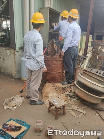▲▼ 貫徹工廠管理輔導法規定,執行非屬低污染之既有未登記工廠斷水斷電作業 。(圖/記者翁伊森翻攝) ▲▼ 貫徹工廠管理輔導法規定,執行非屬低污染之既有未登記工廠斷水斷電作業 。(圖/記者翁伊森翻攝)