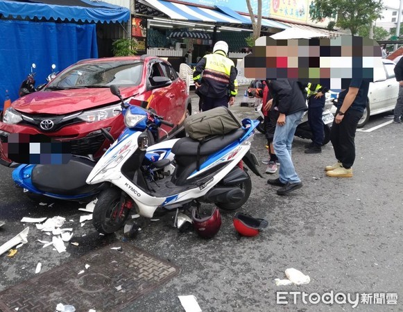 ▲▼宜蘭8日發生汽車與2輛機車擦撞意外，2男騎士慘摔受傷送醫。（圖／記者游芳男翻攝，下同）