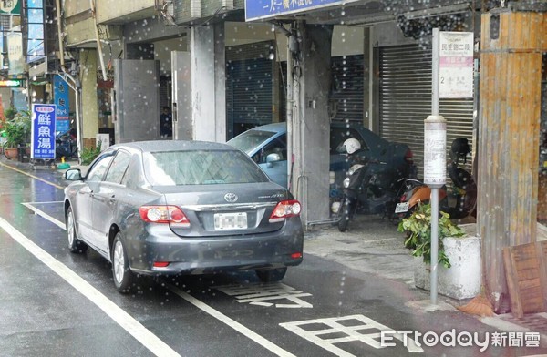 ▲違停公車停靠區不僅危及候車民眾的安全，也迫使公車無法進入站區，造成交通堵塞及提高其他用路人的危險，台南市公運處將不定期稽查取締。（圖／記者林悅翻攝，下同）