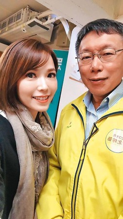 陳智菡(左)入北市府後備受柯文哲(右)寵愛,主掌發言、輿論空戰,柯甚至要她扮演他的「林錦昌」。(翻攝陳智菡臉書)